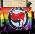 Contramanifestantes sostienen una bandera del partido antifascista Aktion en Barcelona el 12 de enero de 2020 durante una concentración de simpatizantes del partido español de extrema derecha VOX para protestar contra el nuevo gobierno de coalición del presidente del Gobierno español.