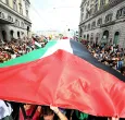 La gente marcha con una bandera palestina gigante durante una huelga nacional «Bloqueemos todo» en solidaridad con los palestinos de Gaza y para pedir el cese del envío de armas a Israel, en Roma, el 22 de septiembre. El sindicato USB ha organizado una huelga general nacional de 24 horas en todos los sectores para exigir al Gobierno que rompa inmediatamente las relaciones con el Estado de Israel, en solidaridad con el pueblo palestino y la Flotilla Global Sumud.