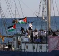 El primer barco «Sirius» de una flotilla civil, que transporta activistas pro palestinos y ayuda humanitaria y cuyo objetivo es romper el bloqueo israelí de la Franja de Gaza, zarpa del puerto de Barcelona.