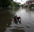 Persona en medio de inundación.