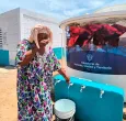 Mujer de la comunidad de Manaure utilizando el sistema de agua potable entregado por el Ministerio de Vivienda