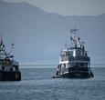 Un barco (R), conocido como «La Familia» y que forma parte de la Flotilla Global Sumud, está anclado frente a la costa del pueblo de Sidi Bou Said. 