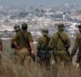 Soldados del ejército israelí observan los edificios destruidos en la Franja de Gaza mientras se encuentran en la frontera con el territorio palestino.
