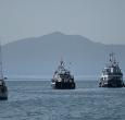 Un barco (R), conocido como «La Familia» y que forma parte de la Flotilla Global Sumud, está anclado frente a la costa del pueblo de Sidi Bou Said. 
