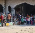 Los palestinos desplazados por el conflicto hacen cola para recoger agua en el complejo residencial Hamad City, construido por Catar, en el noroeste de Jan Yunis, en el sur de la Franja de Gaza.