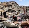 Palestinos registran los escombros de la torre al-Ghafari tras su destrucción por los ataques aéreos israelíes en la ciudad de Gaza el 15 de septiembre de 2025. El ejército israelí había anunciado el 9 de septiembre que actuaría con «gran fuerza» en la ciudad de Gaza y ordenó a los residentes que abandonaran la zona, al tiempo que intensificaba su mortífero asalto al mayor centro urbano del territorio palestino.  Traducción realizada con la versión gratuita del traductor DeepL.com