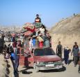 Los palestinos desplazados se desplazan con sus pertenencias hacia el sur por una carretera en la zona del campo de refugiados de Nuseirat, en el centro de la Franja de Gaza, tras las nuevas órdenes de evacuación de Israel para la ciudad de Gaza.