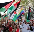 Manifestantes hacen gestos y ondean banderas palestinas durante una concentración convocada por la «Comunitat Palestina de Catalunya» (Comunidad Palestina de Cataluña) en solidaridad con los palestinos, frente al edificio «Casa Milà» del arquitecto español Antonio Gaudí, conocido popularmente como «La Pedrera», en Barcelona.