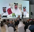 Los periodistas siguen el discurso del emir de Catar, el jeque Tamim bin Hamad Al-Thani, en el centro de prensa, durante la inauguración de la cumbre árabe-islámica de emergencia de 2025 en Doha. 