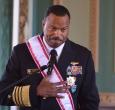 El jefe del Comando Sur de los Estados Unidos, almirante Alvin Holsey, gesticula tras ser condecorado con la Orden al Mérito del Comando de las Fuerzas Militares «Gral. Div. Bernardino Caballero» en el grado de Gran Cruz en el Palacio de Gobierno de Asunción.
