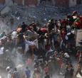 Los palestinos se apresuran a recibir paquetes de alimentos después de que los camiones de ayuda entraran por el paso fronterizo de Karem Abu Salem, en Jan Yunis, al sur de la Franja de Gaza.