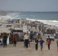 Los palestinos desplazados comienzan su día en un campamento improvisado junto a la playa en la ciudad de Al-Zawayda, cerca de Deir al-Balah, en el centro de la Franja de Gaza. 