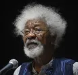 El escritor nigeriano Wole Soyinka habla durante una conferencia para conmemorar el 50 aniversario del fin de la Guerra Civil de Nigeria en Lagos. 