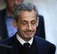 El expresidente francés Nicolas Sarkozy abandona su residencia para presentarse en la prisión de La Santé, donde cumplirá una condena de cinco años tras ser declarado culpable de conspiración criminal por un plan para que el difunto dictador libio Muamar el Gadafi financiara su campaña electoral de 2007, en París.