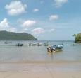 Se ven barcos en la costa de La Cueva Bay, en la costa norte de Trinidad y Tobago.