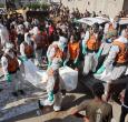 Miembros de Defensa Civil descargan bolsas con los restos mortales de los miembros de la familia Shahebar, que fueron enterrados en tumbas temporales, mientras son trasladados al cementerio Sheikh Shaaban, en la ciudad de Gaza, el 24 de octubre.