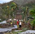 Una familia de la localidad de El Cobre, en la provincia de Santiago de Cuba, permanece en su casa destruida tras el paso del huracán Melissa.
