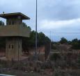 Torre de vigilancia y cercado de separación en la Base Militar extranjera como quiere instalar Daniel Noboa