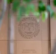 El logotipo del Fondo Monetario Internacional (FMI) se muestra en el exterior de su sede en Washington, D.C.