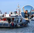 Periodistas en la Flotilla. / Fotos: AFP y Twitter arlinmedrano_.