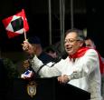 Presidente explica la bandera. / Foto: Presidencia.