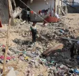 Un niño palestino observa un misil sin detonar en el barrio de Al-Rimal, en la ciudad de Gaza.