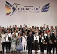Los jefes de Estado y representantes posan para la foto de familia antes de la Cumbre CELAC UE en Santa Marta, Colombia.