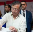 Presidente Petro firmando el compromiso de la ayuda humanitaria para Gaza en El Cairo, Egipto