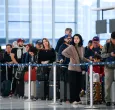 La gente espera en la fila del control de seguridad del Aeropuerto Intercontinental George Bush en Houston, Texas, por consecuencias del cierre administrativo del gobierno Trump.