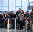 La gente espera en la fila del control de seguridad del Aeropuerto Intercontinental George Bush en Houston, Texas, por consecuencias del cierre administrativo del gobierno Trump.