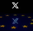 Esta fotografía ilustrativa muestra el logotipo de la red social X (antes Twitter) reflejado en una bandera de la Unión Europea en Bruselas, tras caida de Cloudflare.
