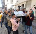 Los dolientes transportan el cadáver durante el funeral de un palestino que, según los médicos, murió el día anterior en un ataque militar israelí, desde el hospital Al-Shifa, en la ciudad de Gaza.