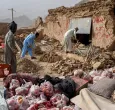 Los comerciantes de Afganistán buscan los restos de sus tiendas dañadas a lo largo de una carretera, tras un terremoto en Tang-e Tashkurgan, en el distrito de Khulm, provincia de Samangan.