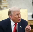 El presidente de Estados Unidos, Donald Trump, responde a las preguntas de la prensa durante una reunión con el príncipe heredero y primer ministro del Reino de Arabia Saudita, Mohammed bin Salman, en el Despacho Oval de la Casa Blanca, en Washington D. C.