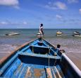 El pescador Rakesh Ramdass contempla el mar desde su barco en la playa de Cedros, en Cedros, Trinidad y Tobago. Foto tomada tras bombardeos estadounideneses en el Caribe cerca a la frontera con Venezuela