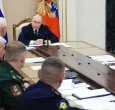 En esta fotografía colectiva distribuida por agencia estatal Sputnik, el presidente de Rusia, Vladimir Putin, preside una reunión sobre la situación en la zona de la «operación militar especial», término utilizado por el Kremlin para referirse a la ofensiva en Ucrania, que dura ya casi cuatro años, en Moscú. 