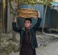Un niño en Afganistán lleva panes por una calle del distrito de Fayzabad, en la provincia de Badakhshan.