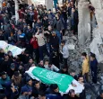 Los dolientes asisten al funeral de las víctimas mortales del ataque aéreo israelí en el campo de refugiados palestinos de Al-Shati, al oeste de la ciudad de Gaza.