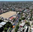 Vista aérea de un mercado callejero en Villa Fiorito, en las afueras de Buenos Aires, Argentina.