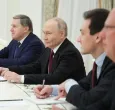 En esta fotografía colectiva distribuida por la agencia estatal rusa Sputnik, el presidente ruso Vladimir Putin asiste a una reunión con el enviado especial estadounidense Steve Witkoff y el yerno del presidente estadounidense Donald Trump, Jared Kushner (ambos fuera de la imagen), en el Kremlin de Moscú.