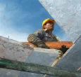 trabajador de la construcción, en altura