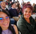dos mujeres sonriendo a la cámara