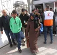 Un joven palestino con lesiones oculares y su madre, Randa Abu Mustafa, llegan al recinto del Hospital de la Media Luna Roja para ser evacuados de la Franja de Gaza a través del paso de Rafah con Egipto para recibir tratamiento en el extranjero, en Jan Yunis, en el sur de la Franja de Gaza, el 2 de febrero de 2026.
