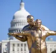 Instalan estatua de Trump y Epstein en Washington