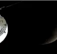 Artemis II bate el récord y pasa por la cara oculta de la Luna.