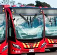 hilera de buses de Transmilenio (panorámicos frontales)