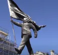 Banksy irrumpe en el corazón de Londres con una escultura que desafía el nacionalismo y el poder monárquico