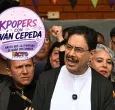 Iván Cepeda con los kpopers. / Foto: AFP.