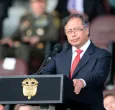 foto del presidente Gustavo Petro en atril
