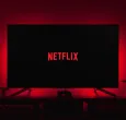 Caen acciones de Netflix en Wall Street por visualizaciones de usuarios